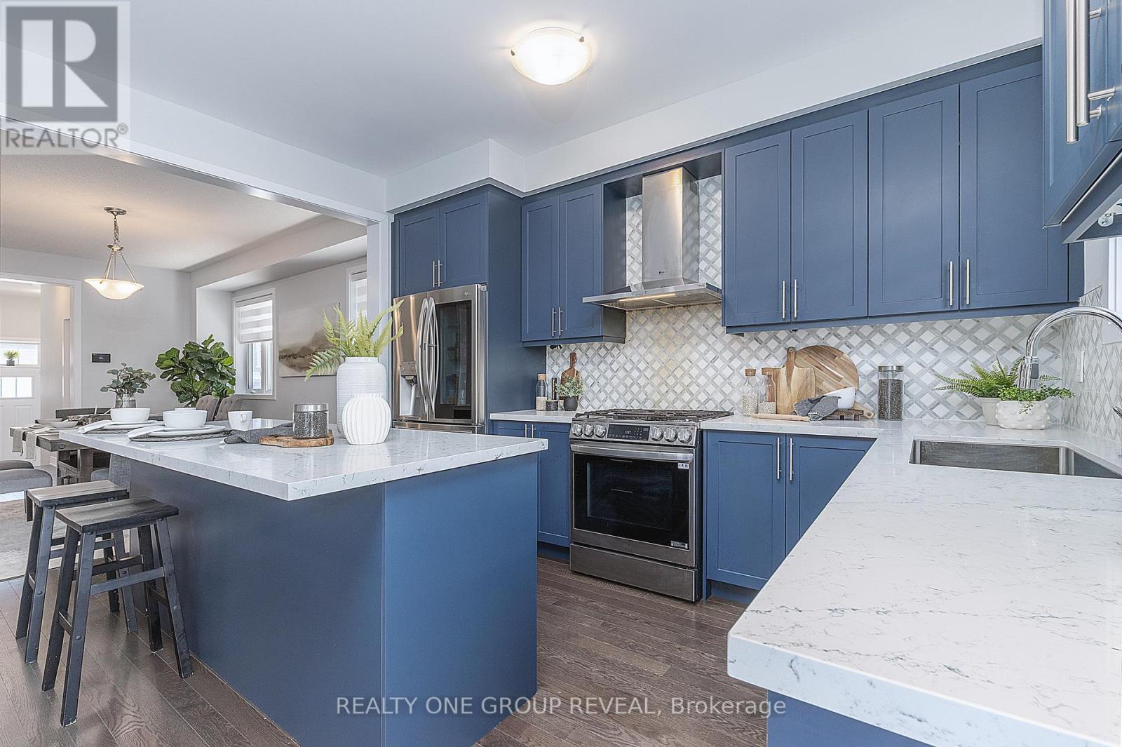 1044 Suddard Avenue, Oshawa, ON - Indoor Photo Showing Kitchen With Upgraded Kitchen