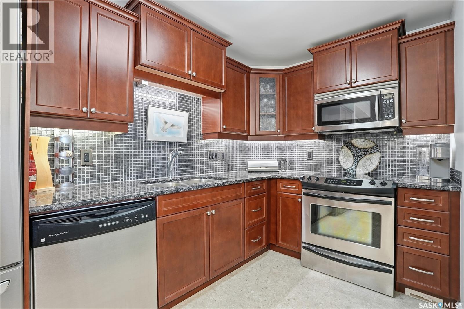 239 623 Saskatchewan Crescent W, Saskatoon, SK - Indoor Photo Showing Kitchen With Stainless Steel Kitchen With Upgraded Kitchen