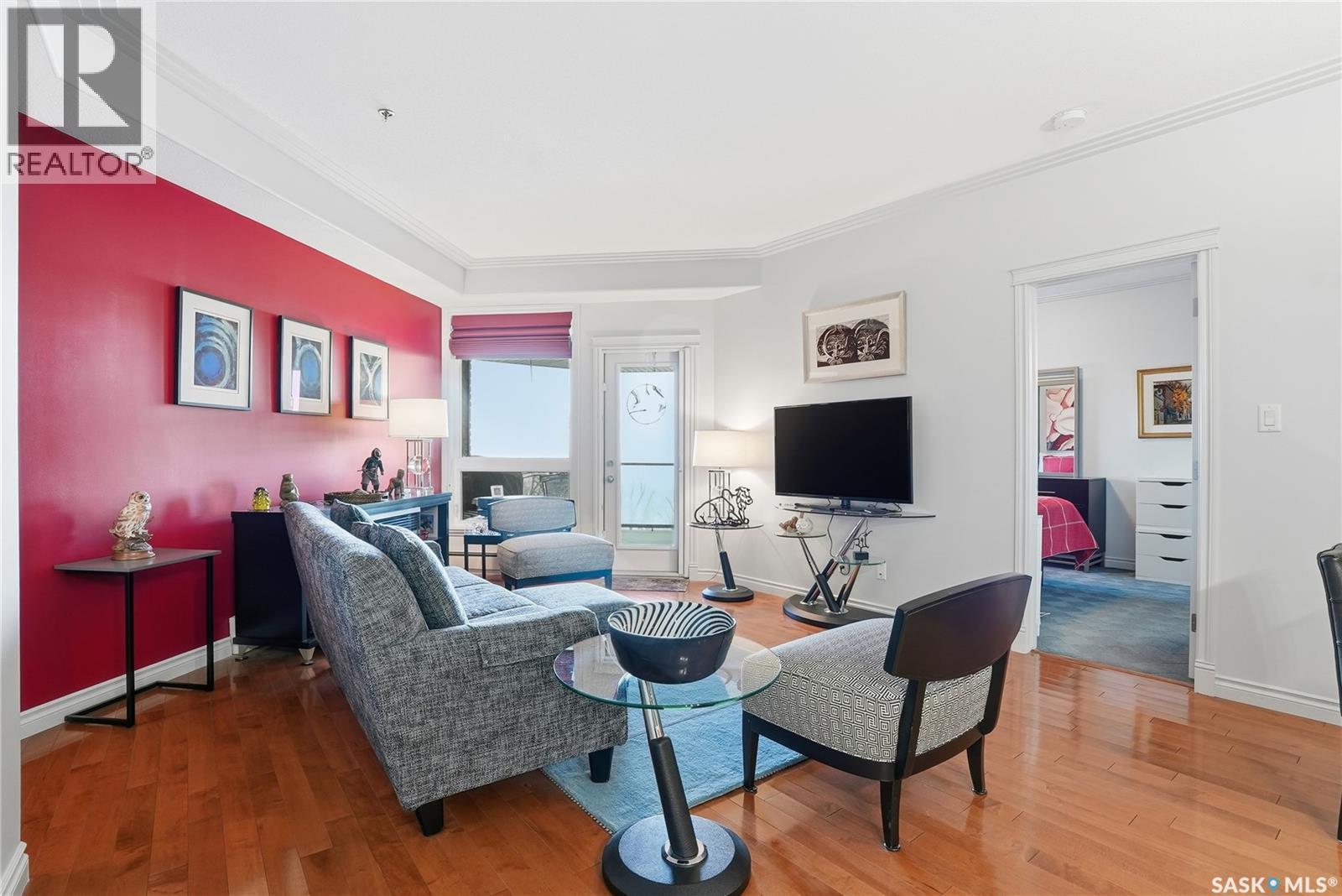 239 623 Saskatchewan Crescent W, Saskatoon, SK - Indoor Photo Showing Living Room