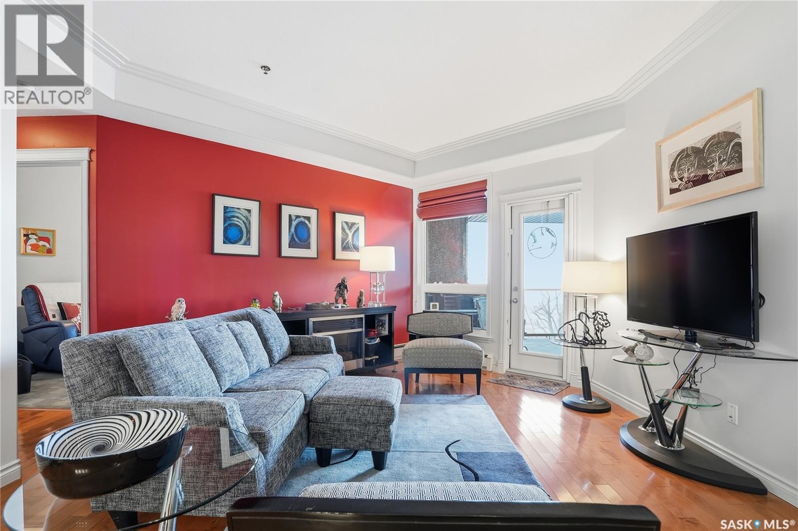 239 623 Saskatchewan Crescent W, Saskatoon, SK - Indoor Photo Showing Living Room