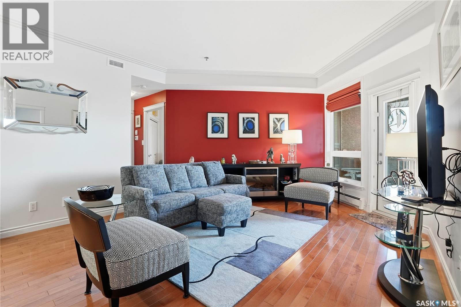 239 623 Saskatchewan Crescent W, Saskatoon, SK - Indoor Photo Showing Living Room