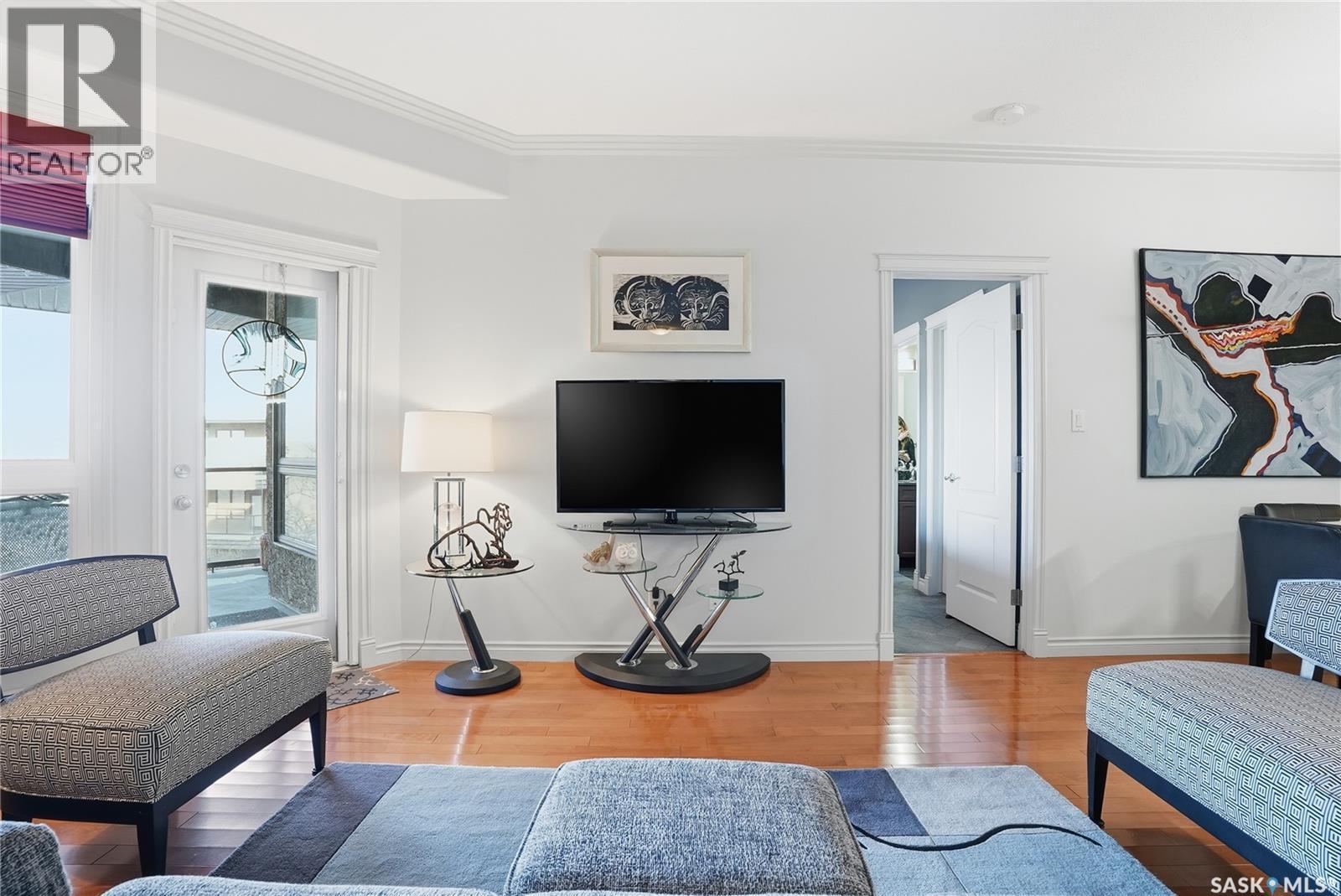 239 623 Saskatchewan Crescent W, Saskatoon, SK - Indoor Photo Showing Living Room