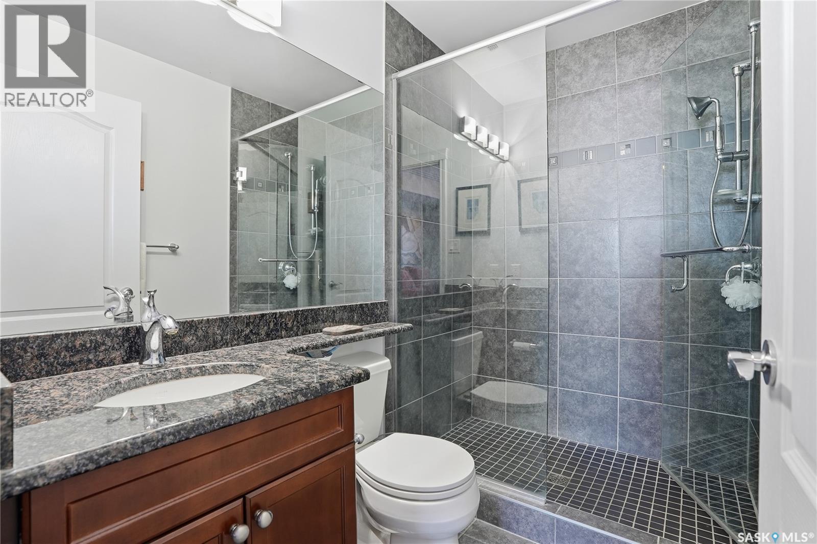 239 623 Saskatchewan Crescent W, Saskatoon, SK - Indoor Photo Showing Bathroom