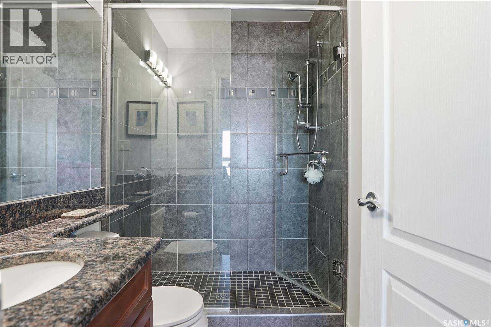 239 623 Saskatchewan Crescent W, Saskatoon, SK - Indoor Photo Showing Bathroom