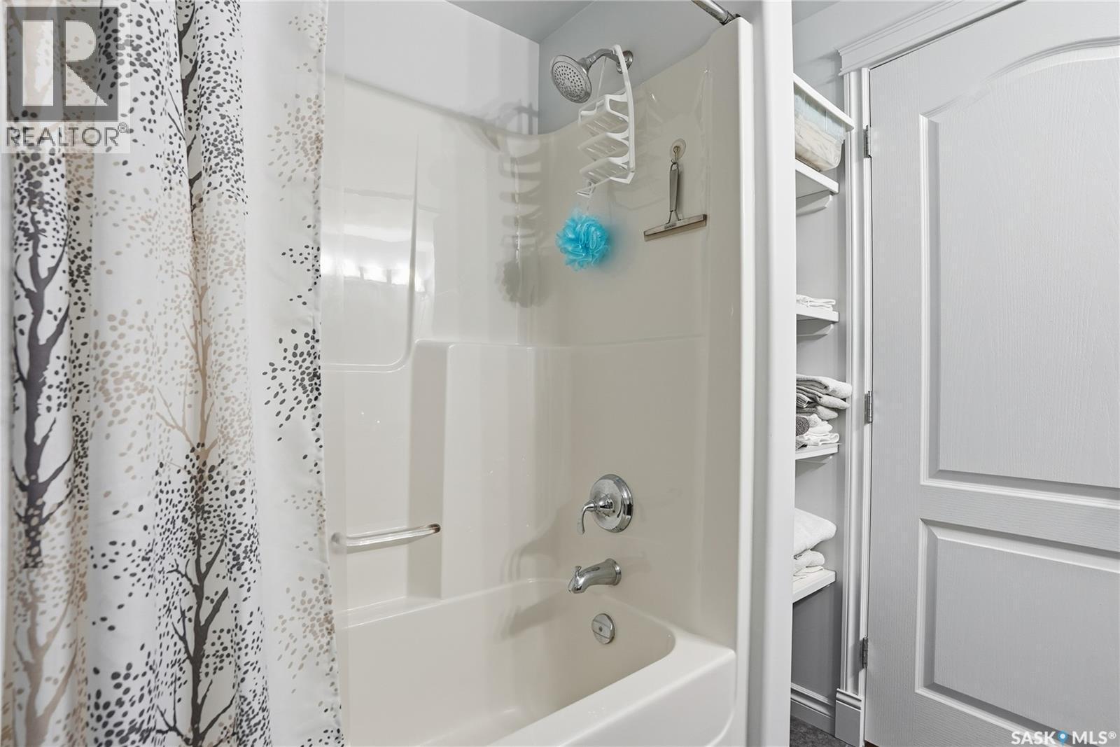 239 623 Saskatchewan Crescent W, Saskatoon, SK - Indoor Photo Showing Bathroom