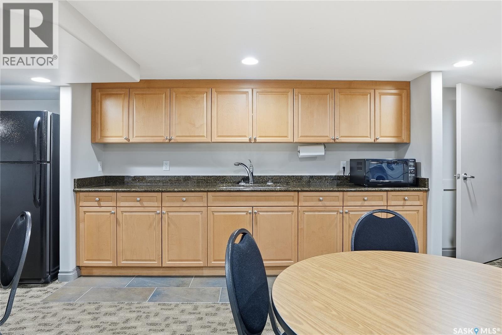 239 623 Saskatchewan Crescent W, Saskatoon, SK - Indoor Photo Showing Kitchen