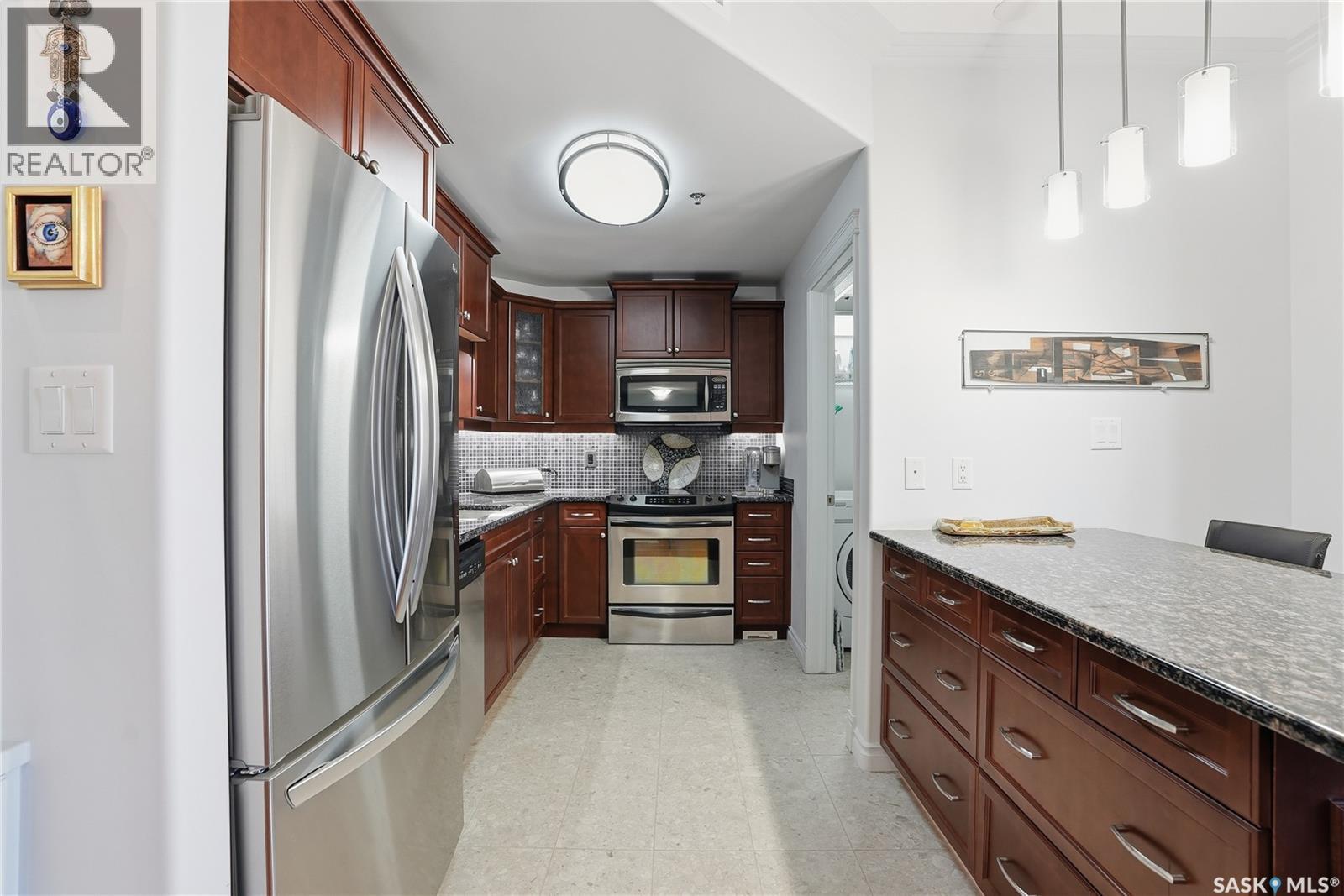 239 623 Saskatchewan Crescent W, Saskatoon, SK - Indoor Photo Showing Kitchen With Stainless Steel Kitchen