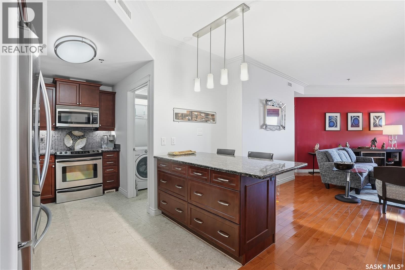 239 623 Saskatchewan Crescent W, Saskatoon, SK - Indoor Photo Showing Kitchen
