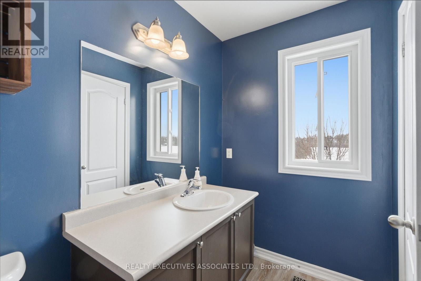71 Truax Street, Kawartha Lakes (Lindsay), ON - Indoor Photo Showing Bathroom