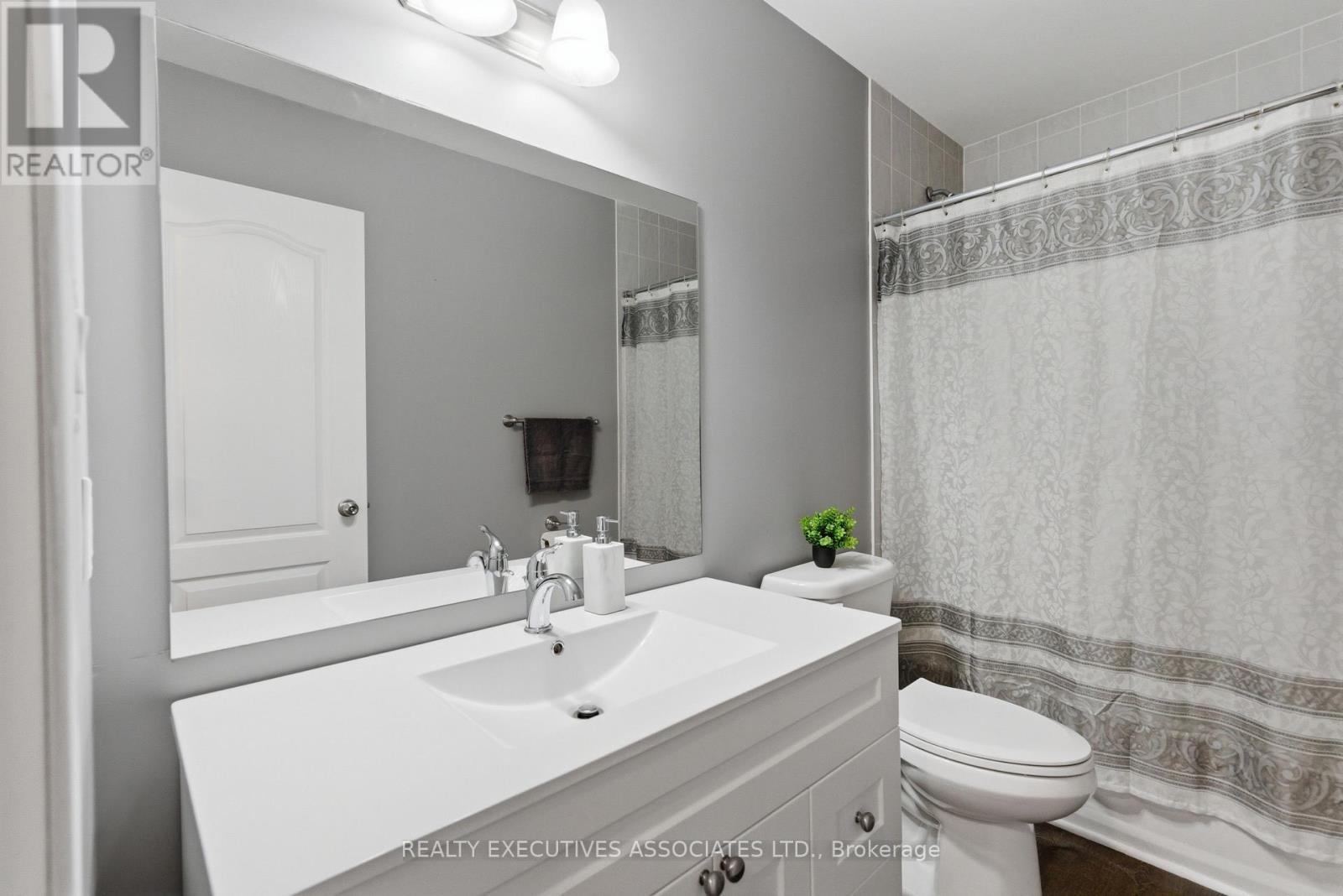 71 Truax Street, Kawartha Lakes (Lindsay), ON - Indoor Photo Showing Bathroom