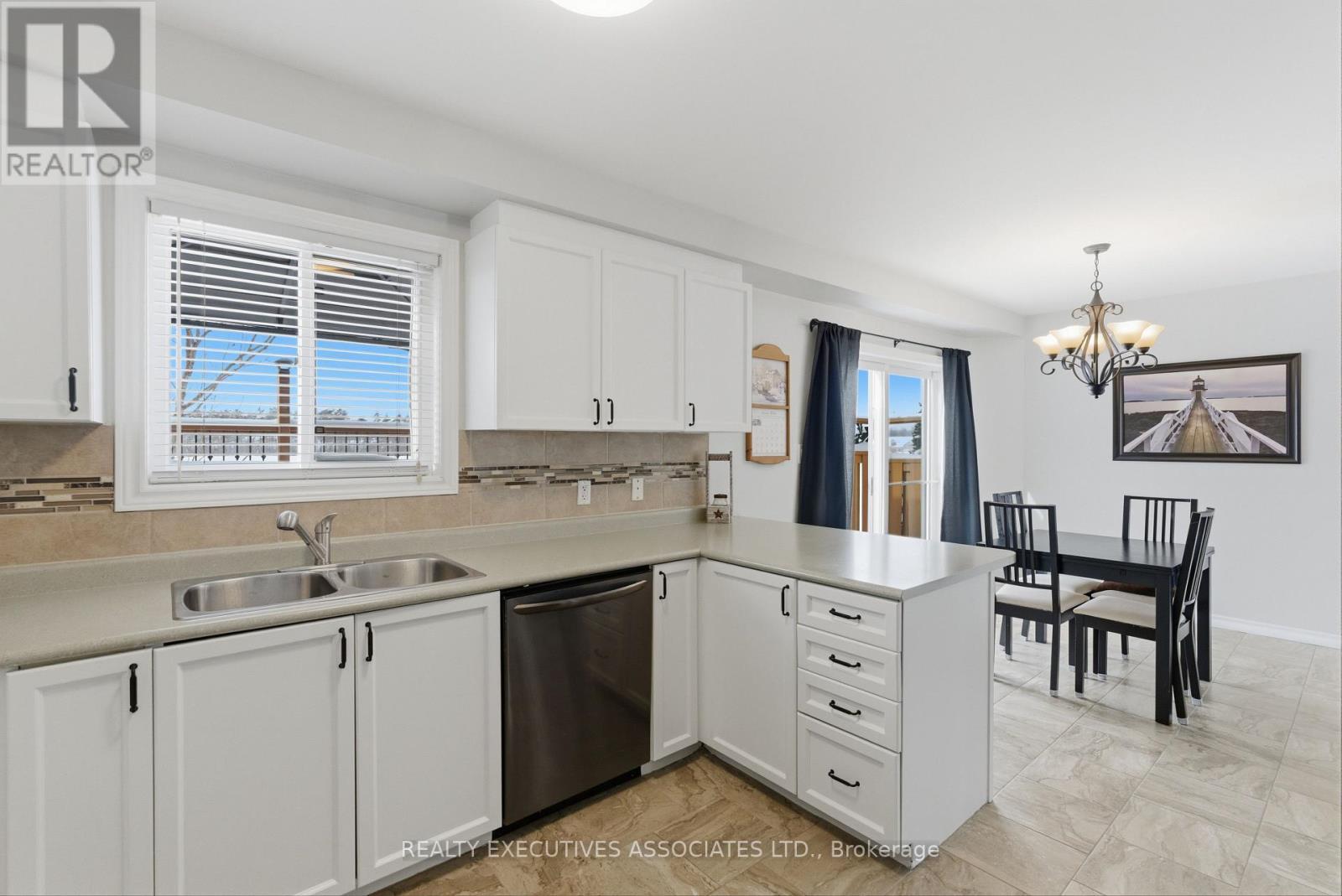 71 Truax Street, Kawartha Lakes (Lindsay), ON - Indoor Photo Showing Kitchen With Double Sink