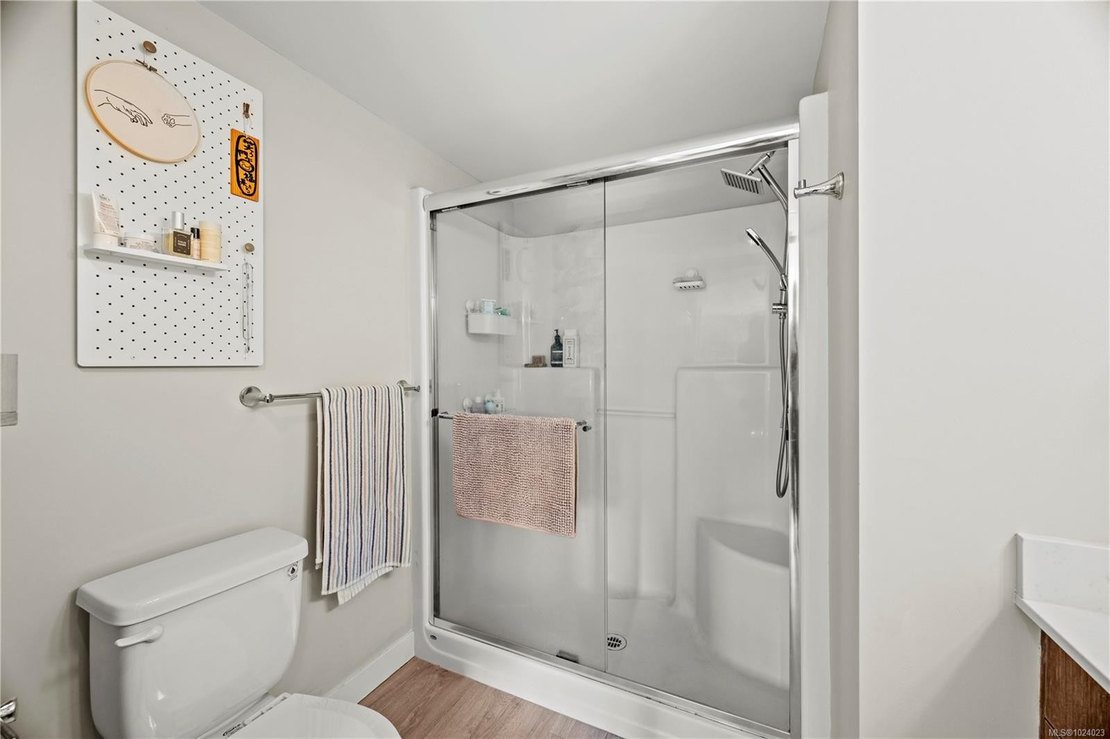 202-100 Presley Pl, View Royal, BC - Indoor Photo Showing Bathroom