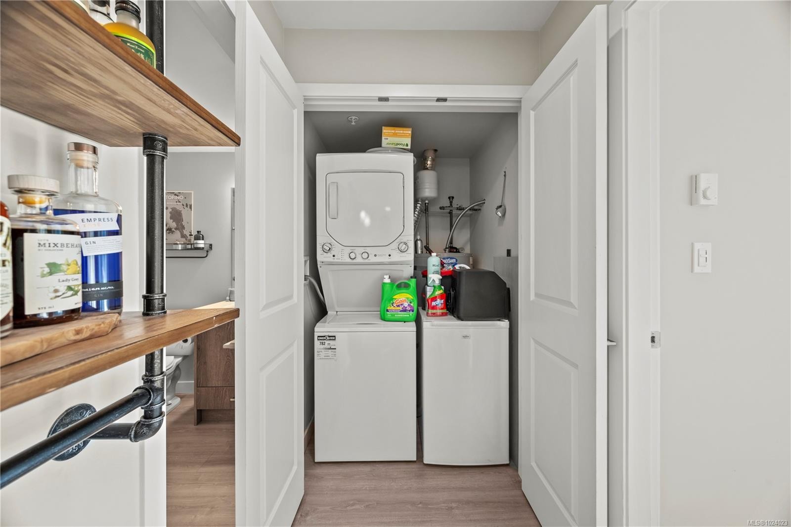 202-100 Presley Pl, View Royal, BC - Indoor Photo Showing Laundry Room