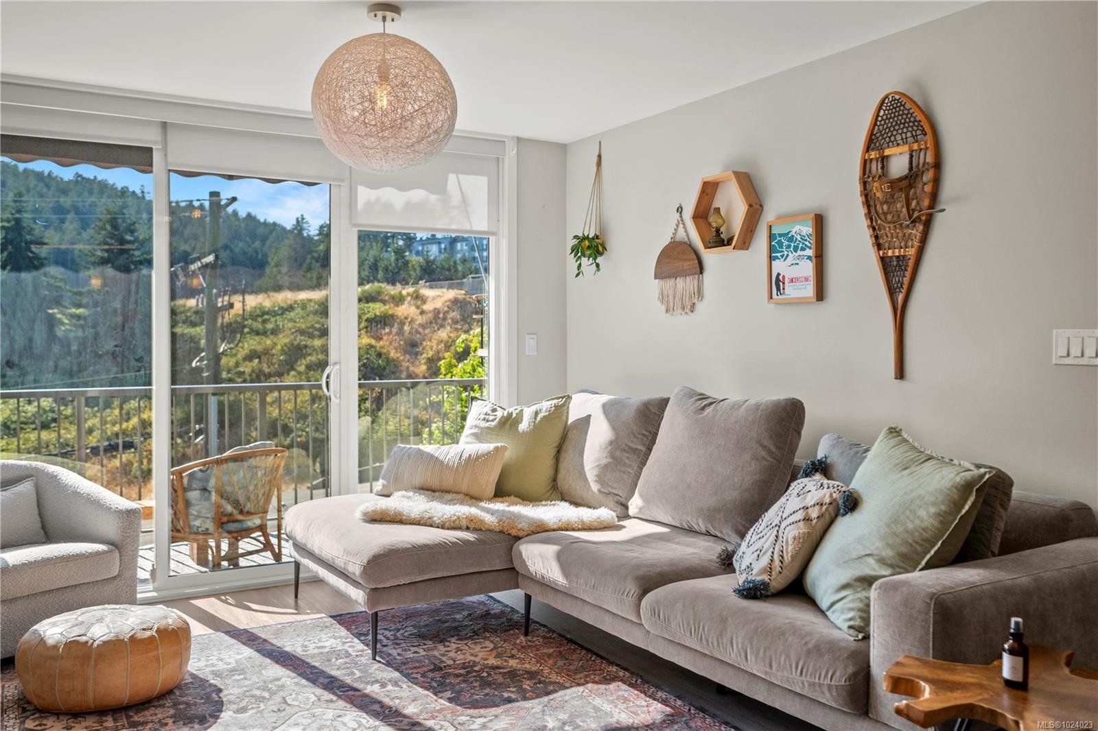 202-100 Presley Pl, View Royal, BC - Indoor Photo Showing Living Room