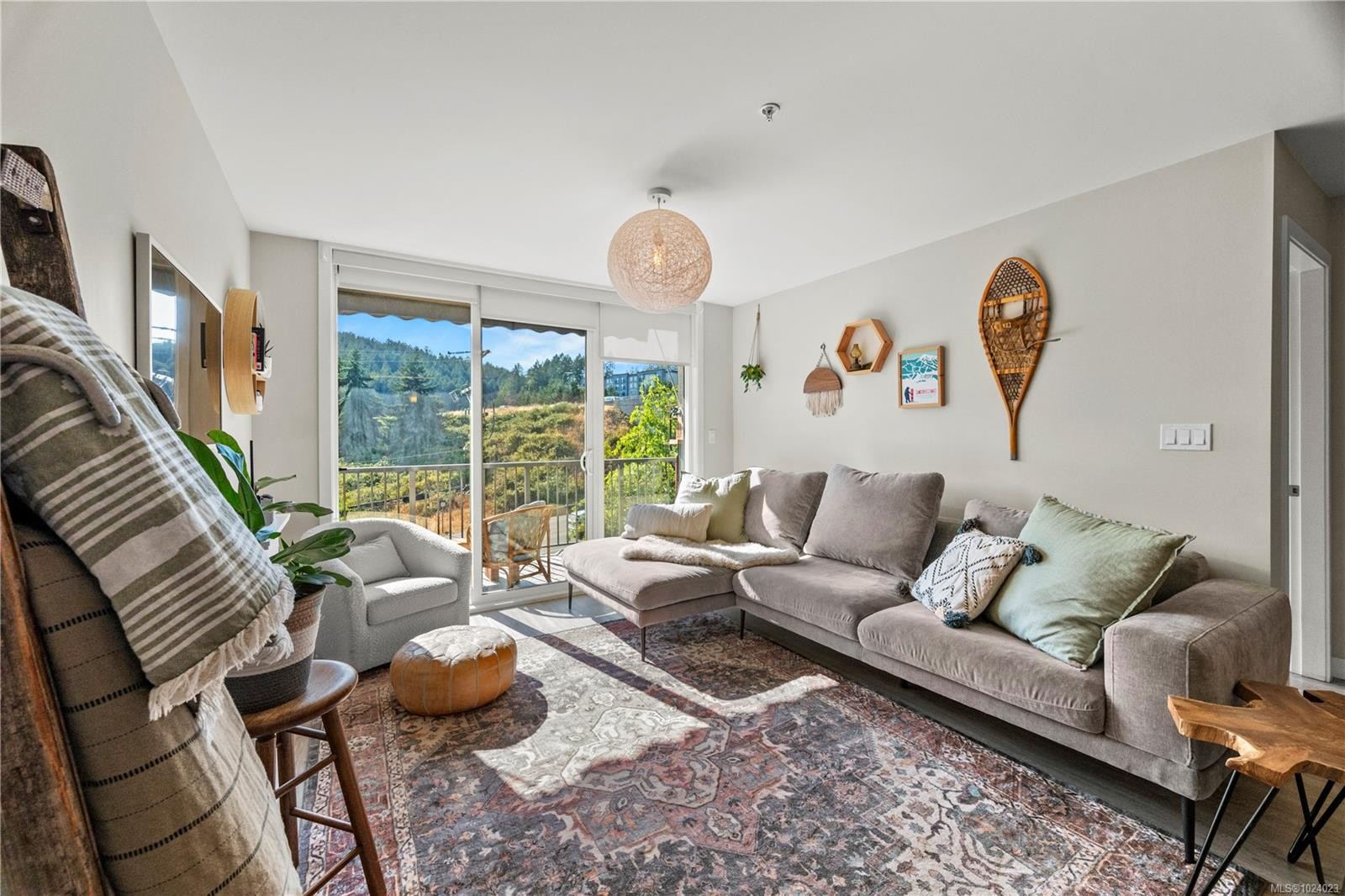 202-100 Presley Pl, View Royal, BC - Indoor Photo Showing Living Room