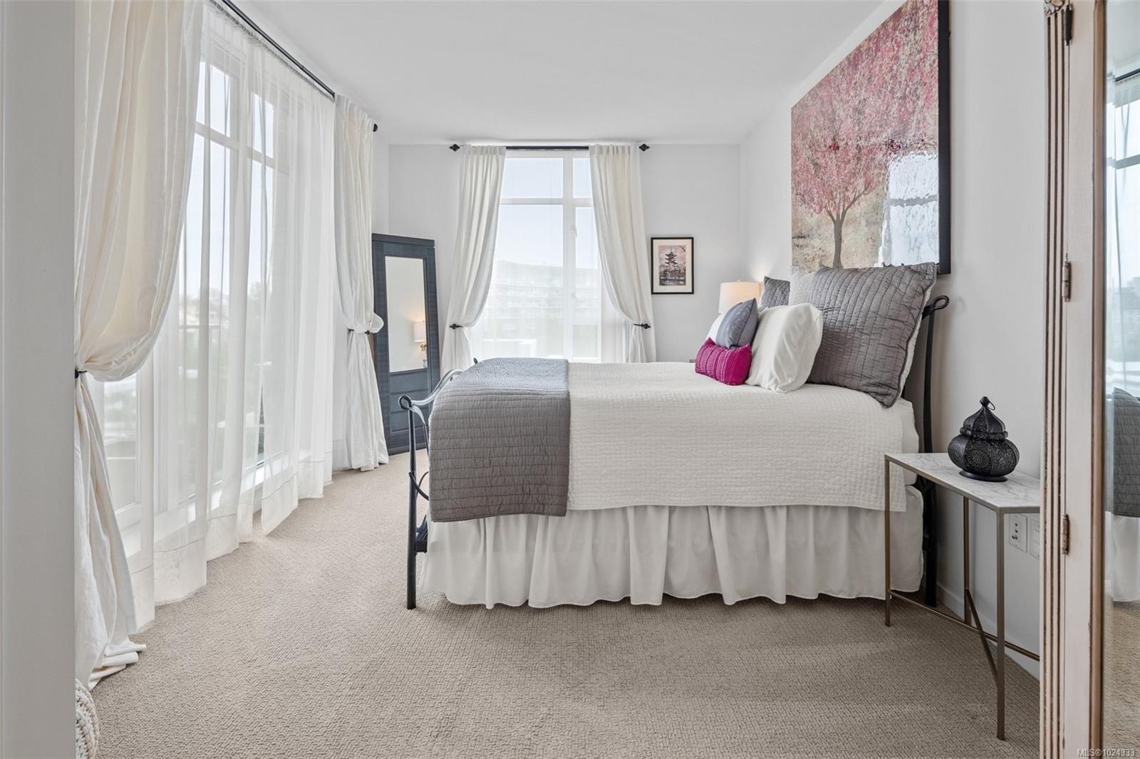 208-100 Saghalie Rd, Victoria, BC - Indoor Photo Showing Bedroom