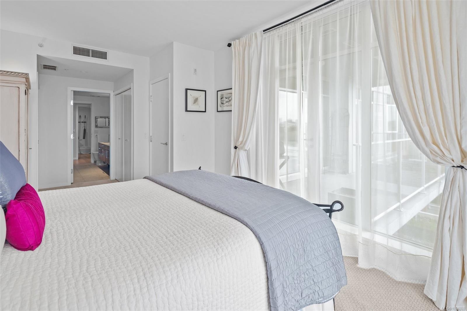 208-100 Saghalie Rd, Victoria, BC - Indoor Photo Showing Bedroom