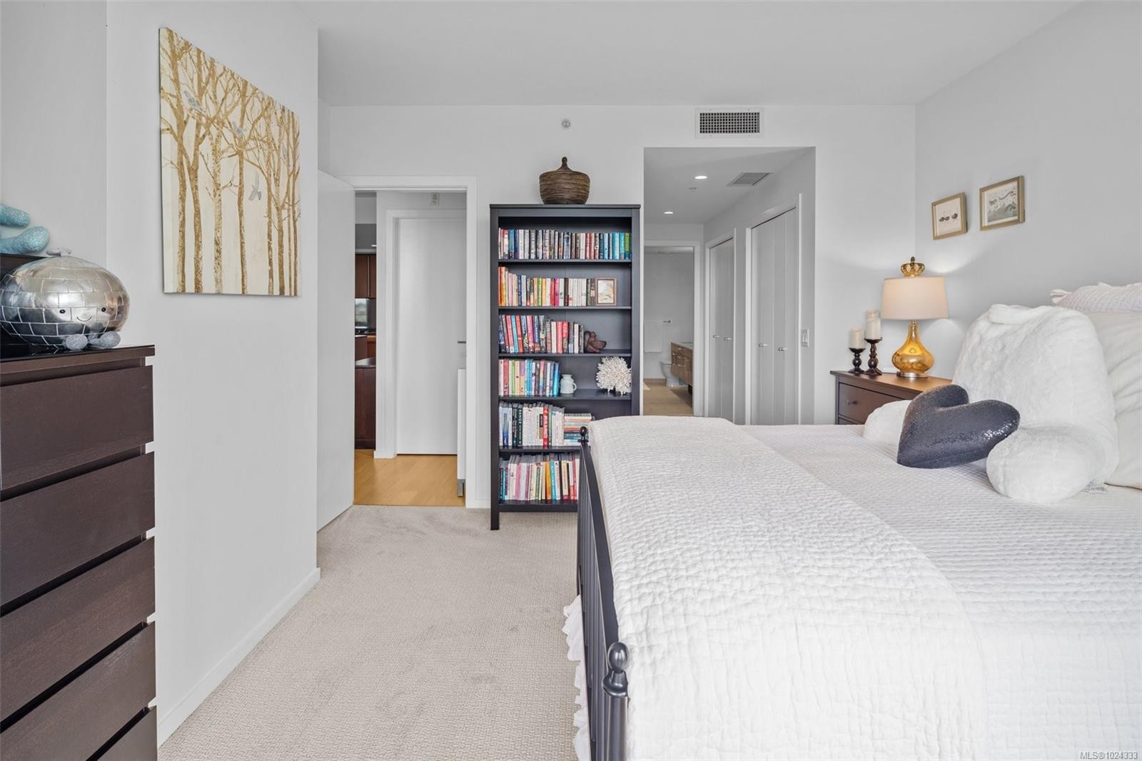 208-100 Saghalie Rd, Victoria, BC - Indoor Photo Showing Bedroom