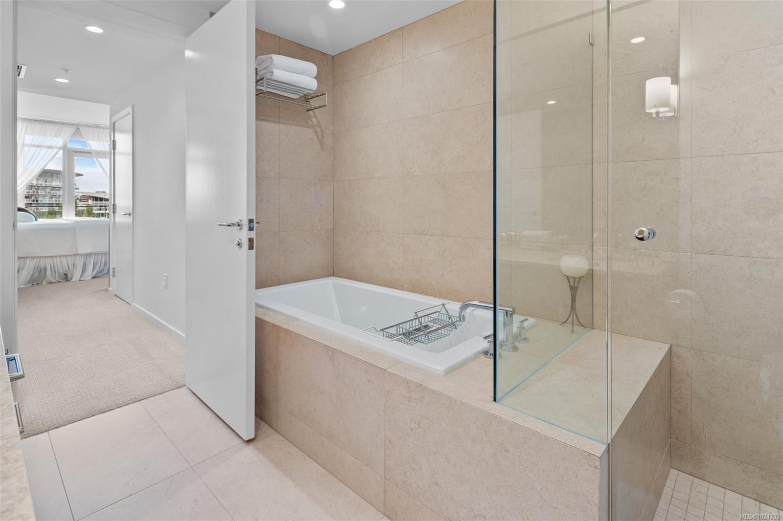 208-100 Saghalie Rd, Victoria, BC - Indoor Photo Showing Bathroom