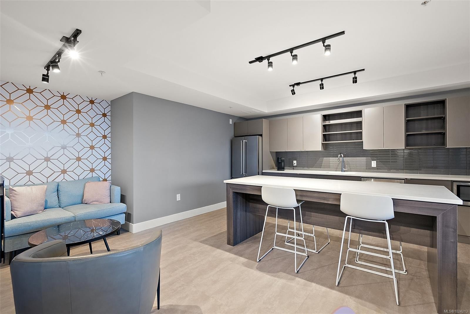 203-2461 Sidney Ave, Sidney, BC - Indoor Photo Showing Kitchen