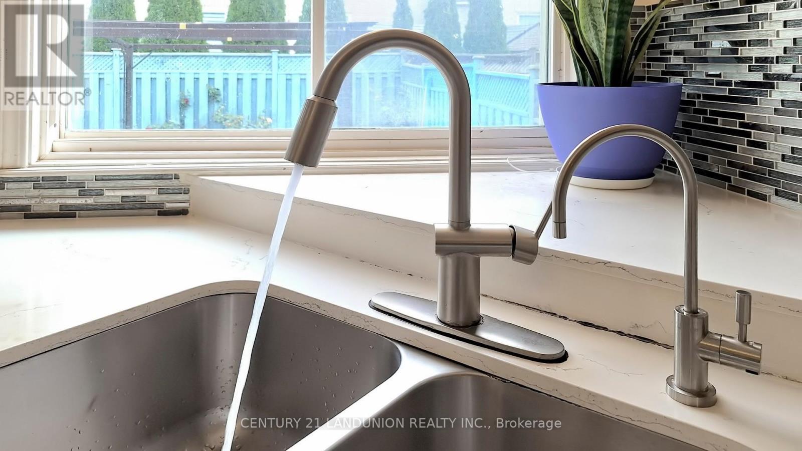 10 Majestic Drive, Markham, ON - Indoor Photo Showing Kitchen With Double Sink