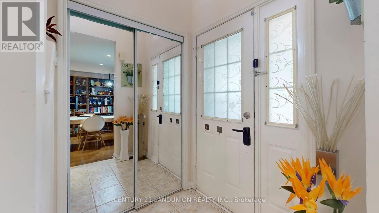 10 Majestic Drive, Markham, ON - Indoor Photo Showing Other Room