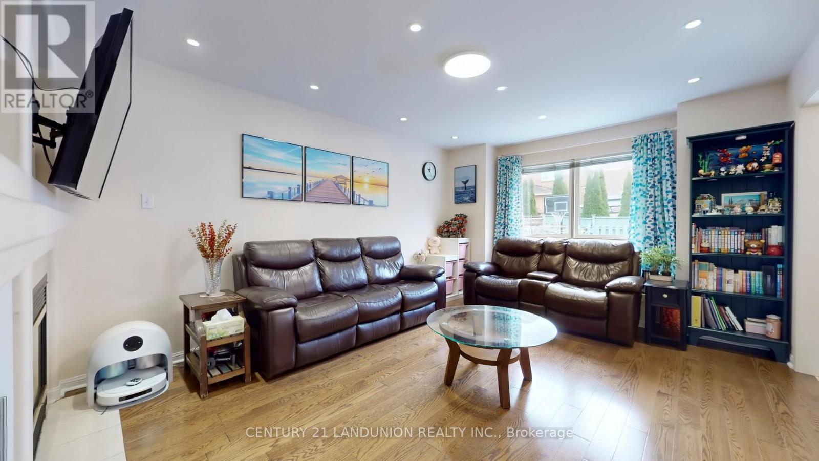 10 Majestic Drive, Markham, ON - Indoor Photo Showing Living Room