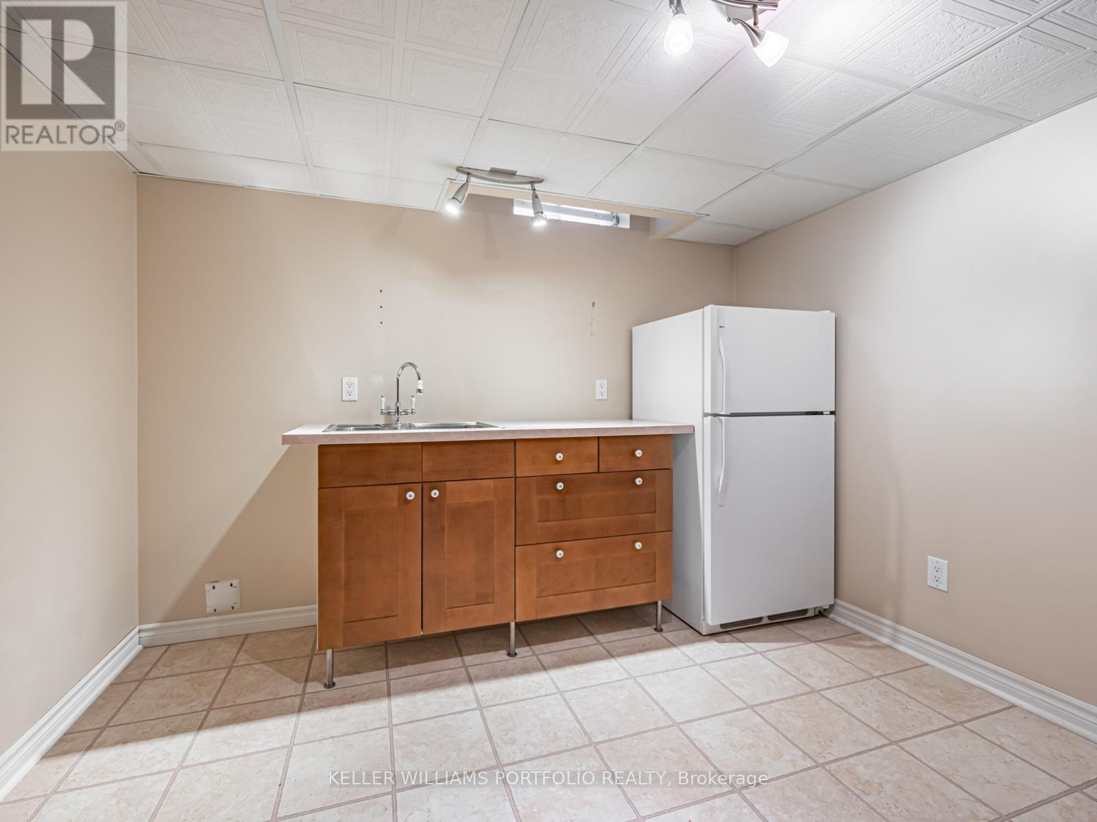7160 Waldorf Way, Mississauga, ON - Indoor Photo Showing Kitchen