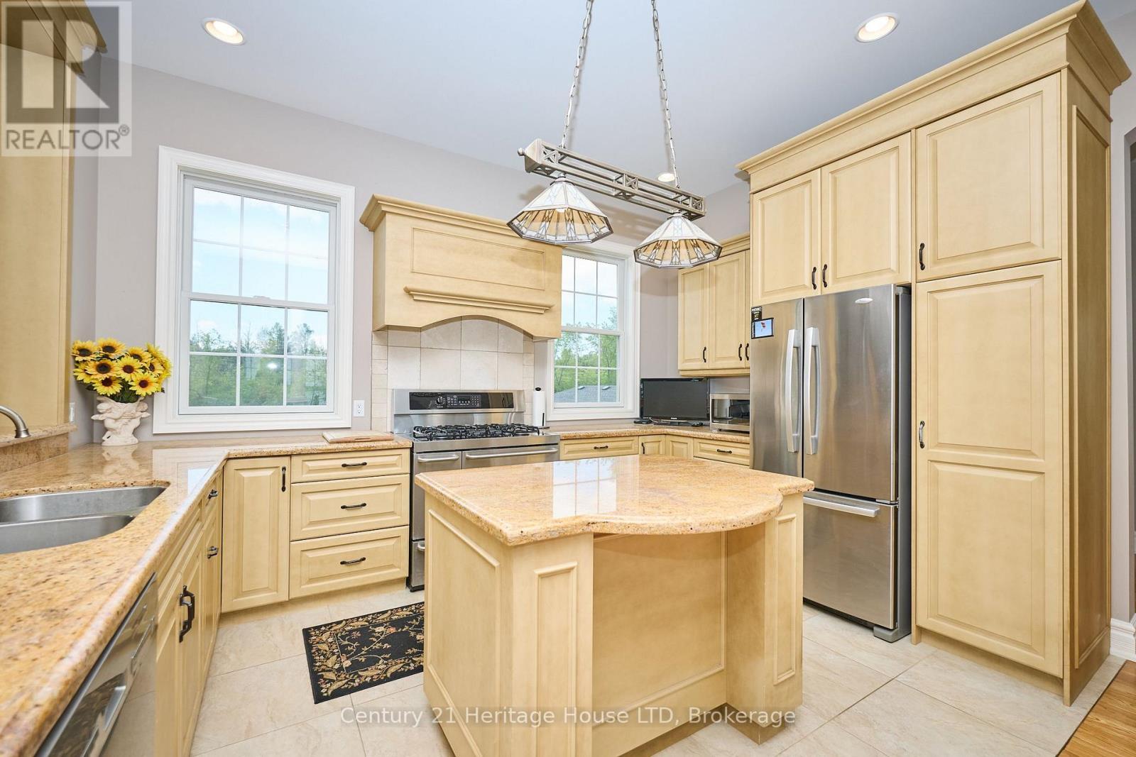 4069 Niagara River Parkway, Fort Erie (Black Creek), ON - Indoor Photo Showing Kitchen With Double Sink