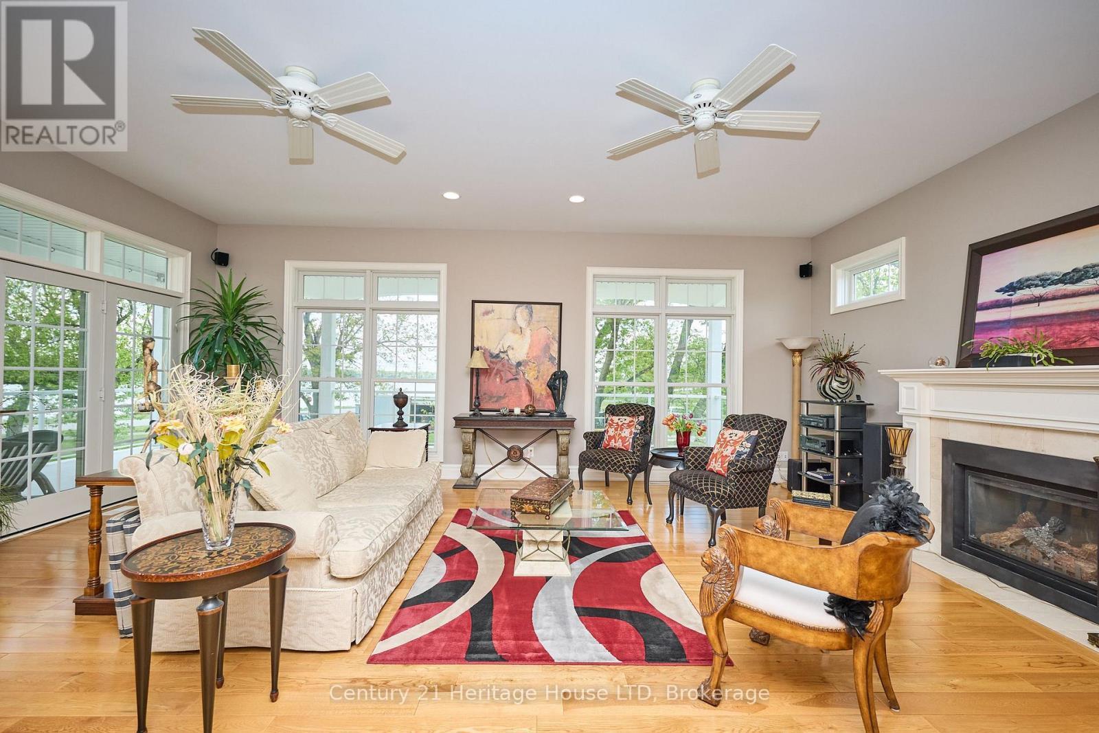 4069 Niagara River Parkway, Fort Erie (Black Creek), ON - Indoor Photo Showing Living Room With Fireplace