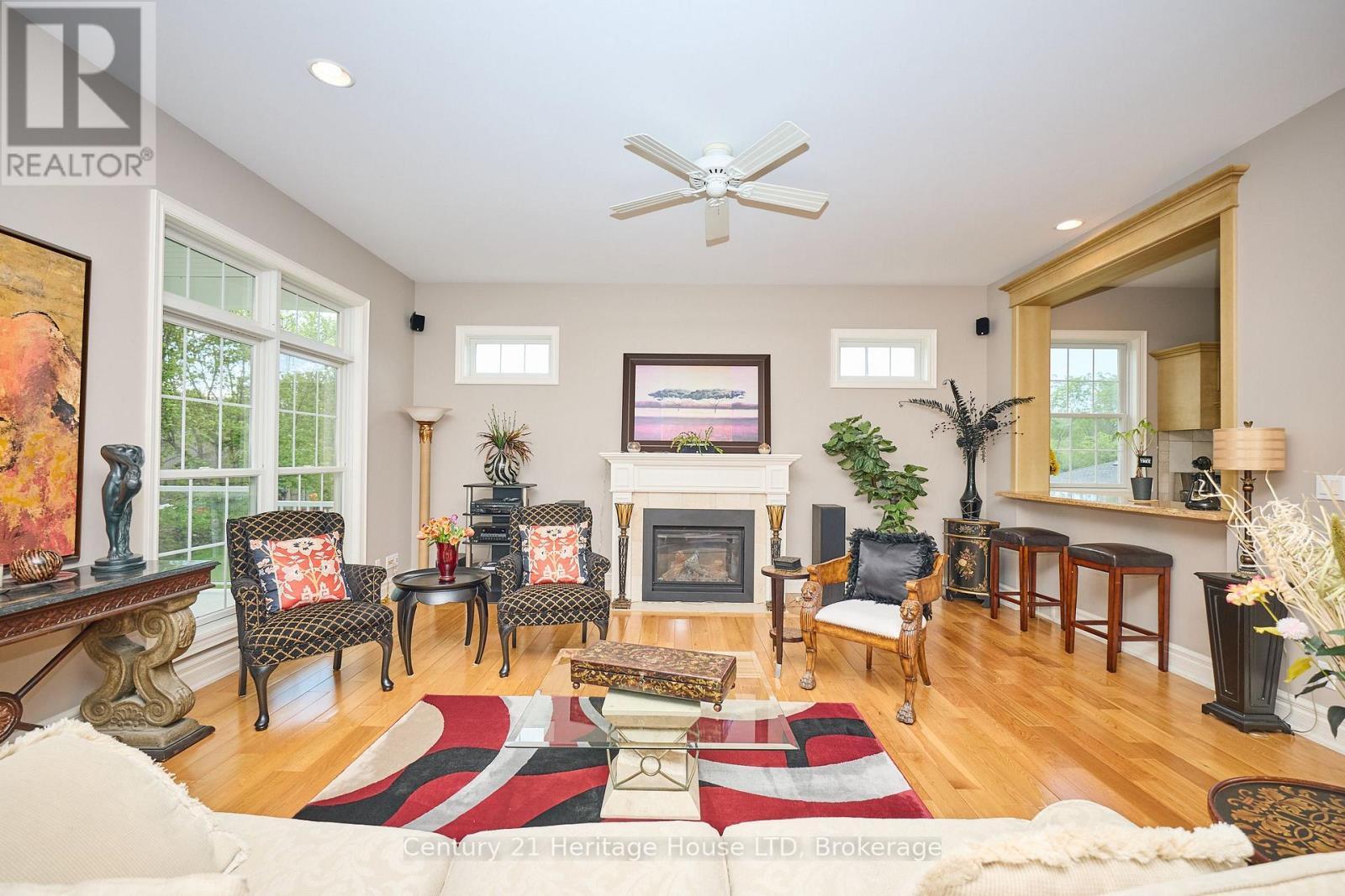 4069 Niagara River Parkway, Fort Erie (Black Creek), ON - Indoor Photo Showing Living Room With Fireplace