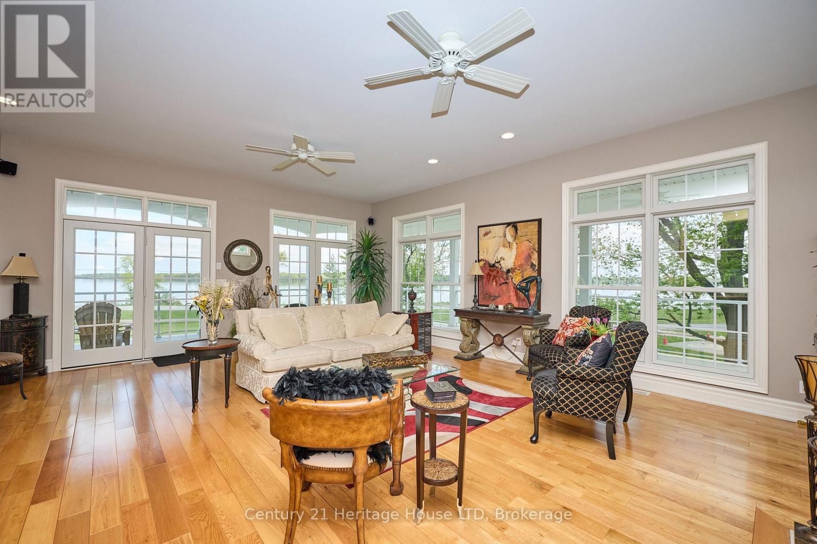 4069 Niagara River Parkway, Fort Erie (Black Creek), ON - Indoor Photo Showing Living Room
