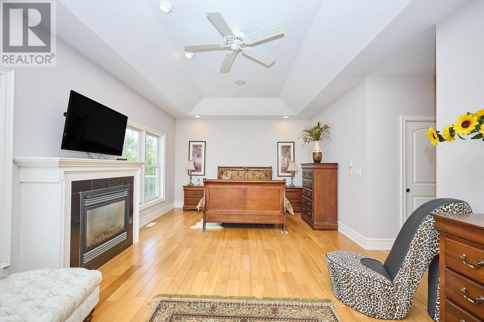 4069 Niagara River Parkway, Fort Erie (Black Creek), ON - Indoor Photo Showing Living Room With Fireplace