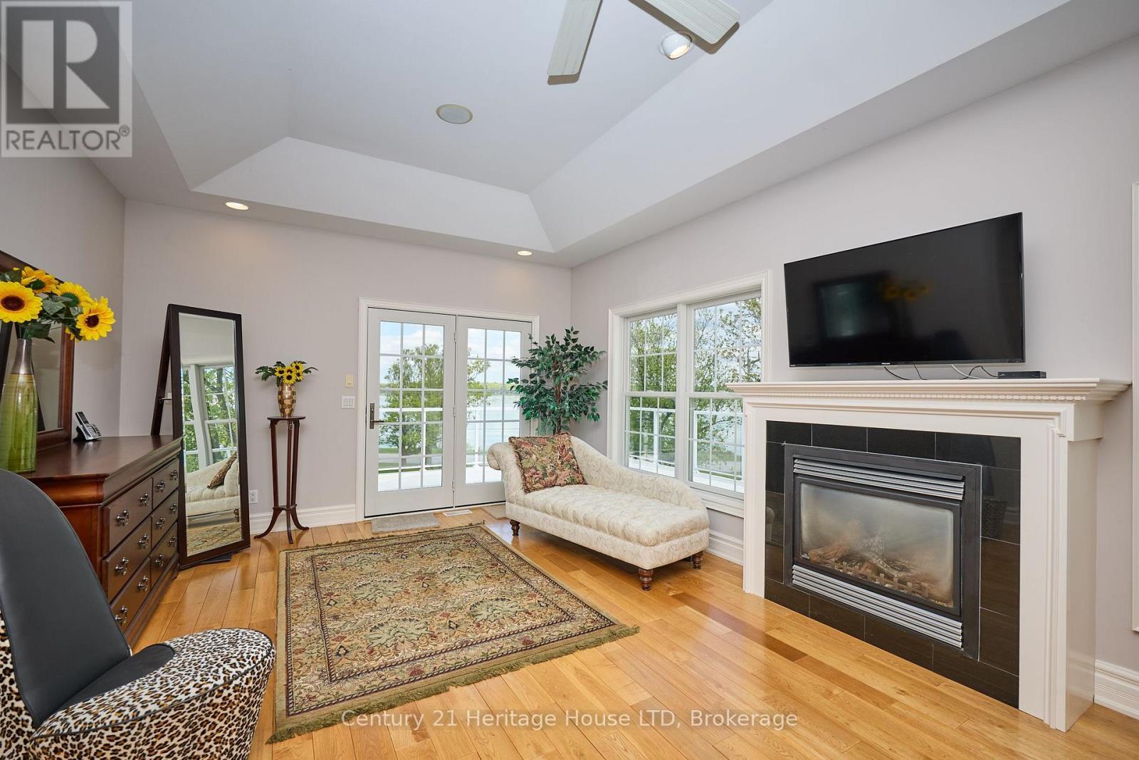 4069 Niagara River Parkway, Fort Erie (Black Creek), ON - Indoor Photo Showing Living Room With Fireplace