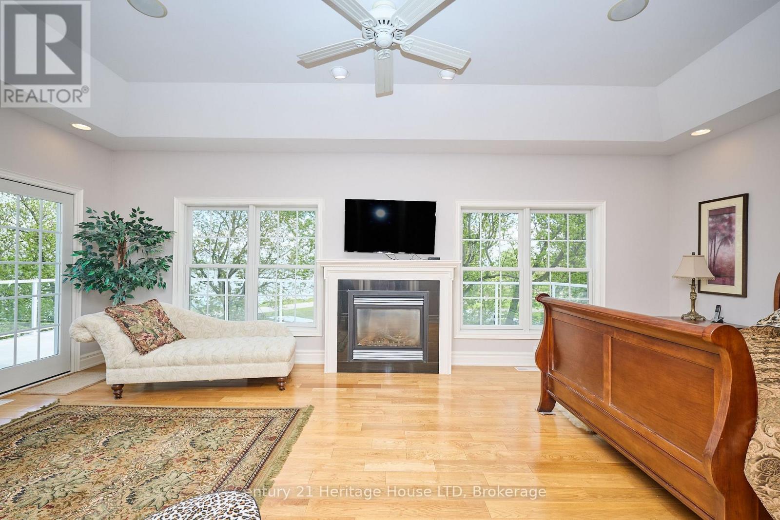 4069 Niagara River Parkway, Fort Erie (Black Creek), ON - Indoor Photo Showing Living Room With Fireplace