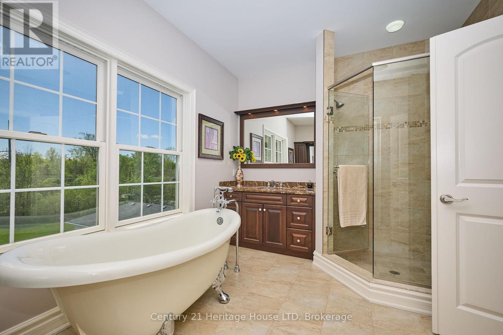 4069 Niagara River Parkway, Fort Erie (Black Creek), ON - Indoor Photo Showing Bathroom