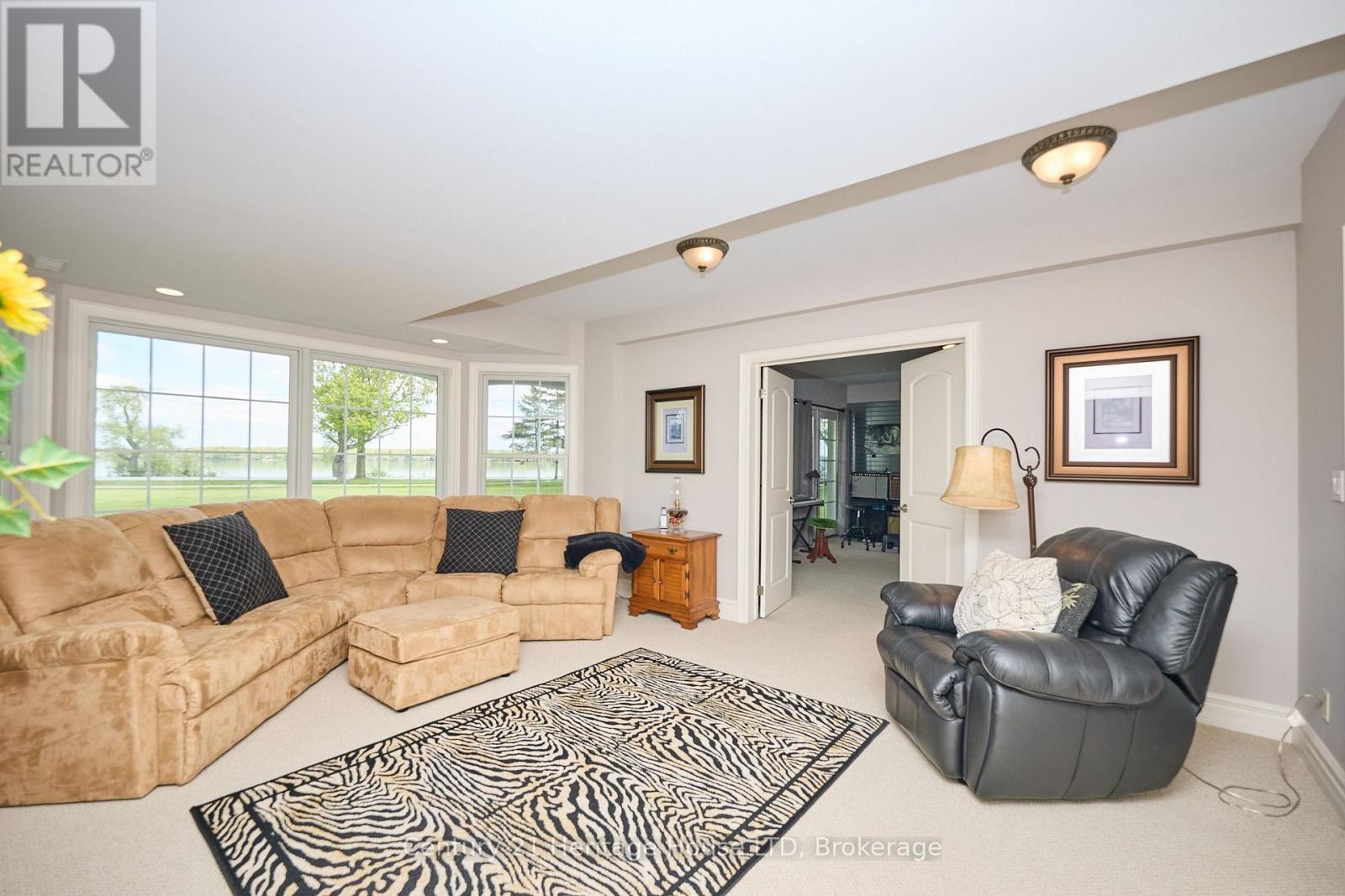 4069 Niagara River Parkway, Fort Erie (Black Creek), ON - Indoor Photo Showing Living Room