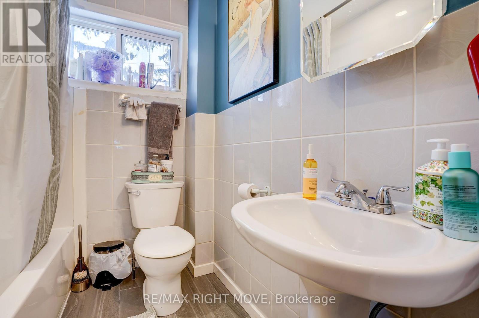 110 Mary Street, Orillia, ON - Indoor Photo Showing Bathroom