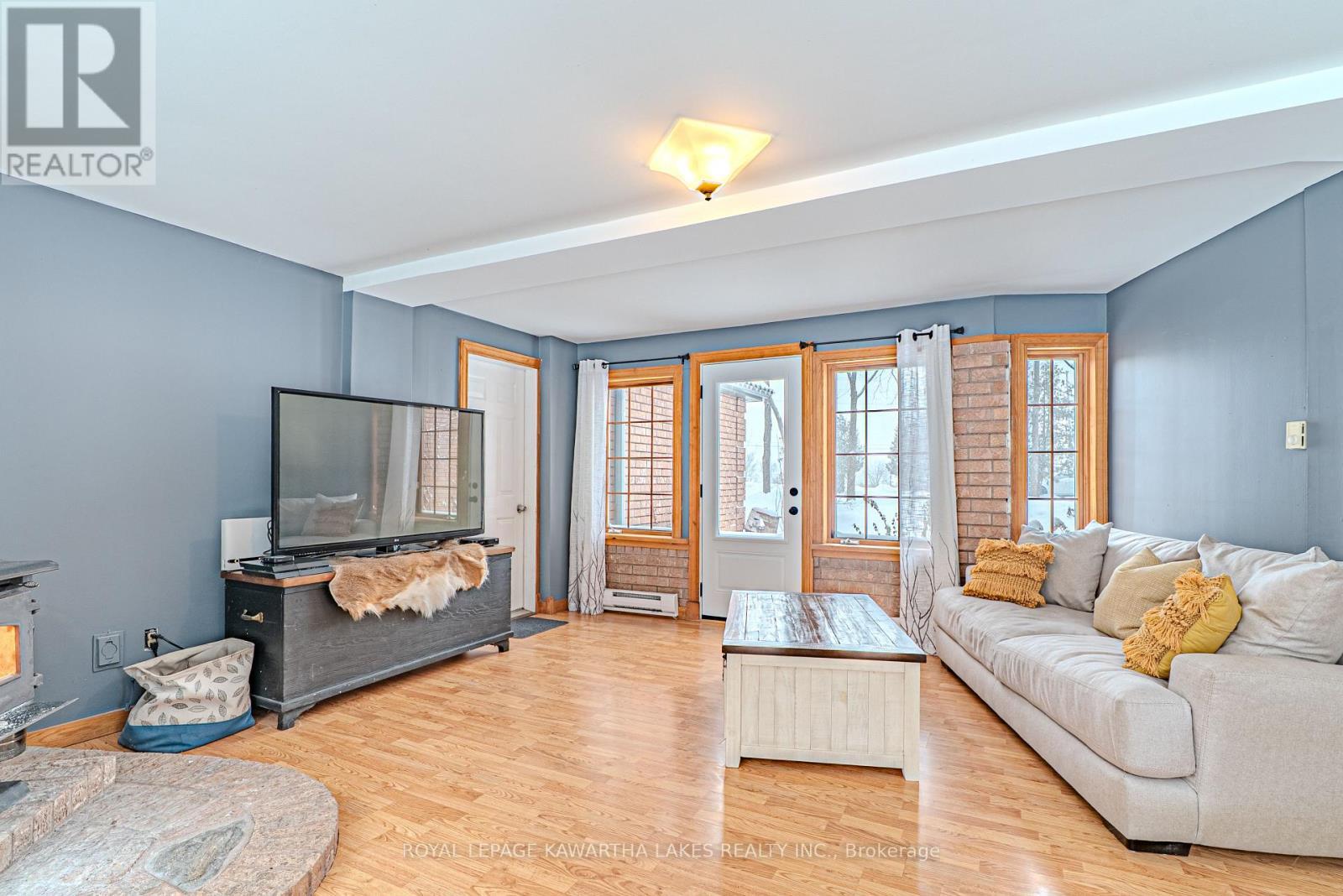 61 Kenrei Road, Kawartha Lakes (Lindsay), ON - Indoor Photo Showing Living Room