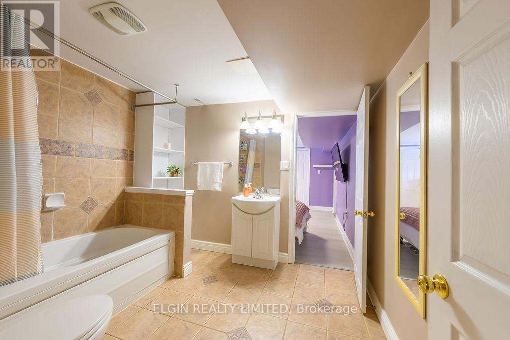 599 Wellington Street, St. Thomas, ON - Indoor Photo Showing Bathroom