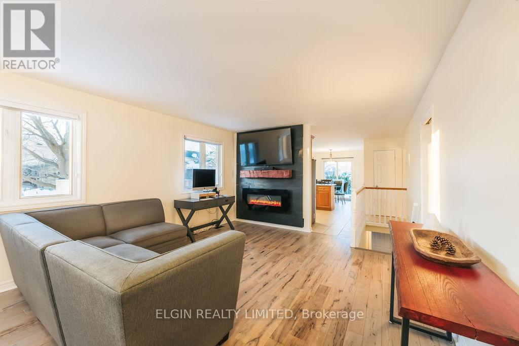 599 Wellington Street, St. Thomas, ON - Indoor Photo Showing Living Room With Fireplace