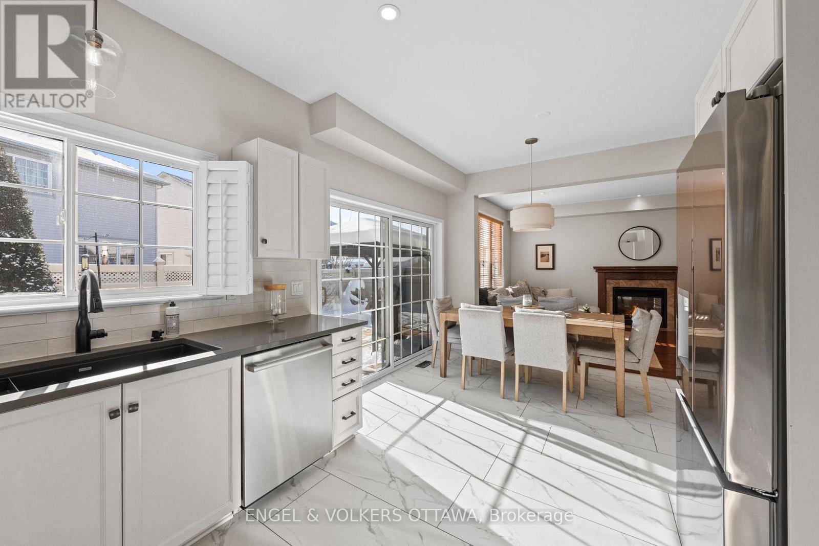 406 Keith Crescent, Ottawa, ON - Indoor Photo Showing Kitchen With Double Sink