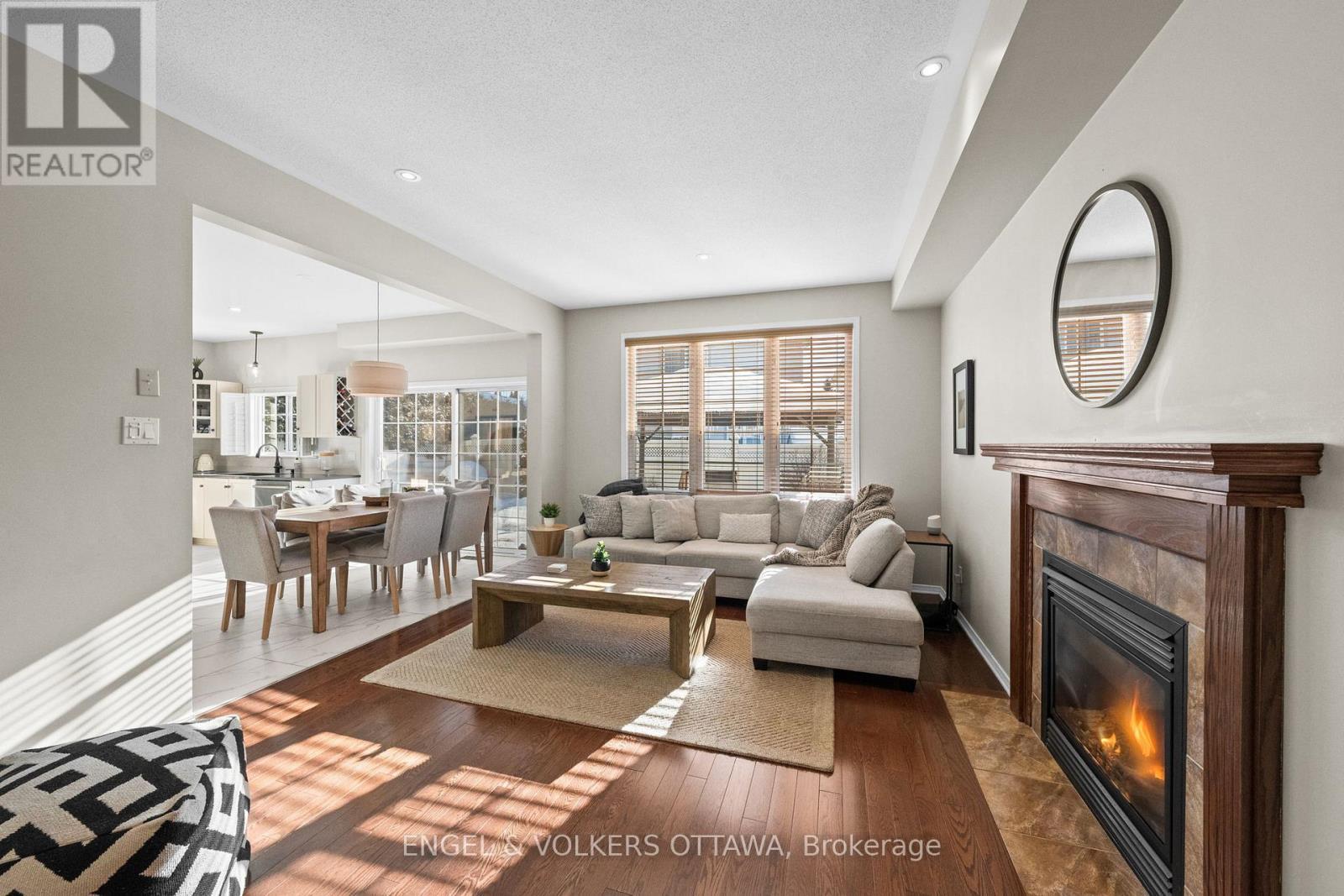 406 Keith Crescent, Ottawa, ON - Indoor Photo Showing Living Room With Fireplace