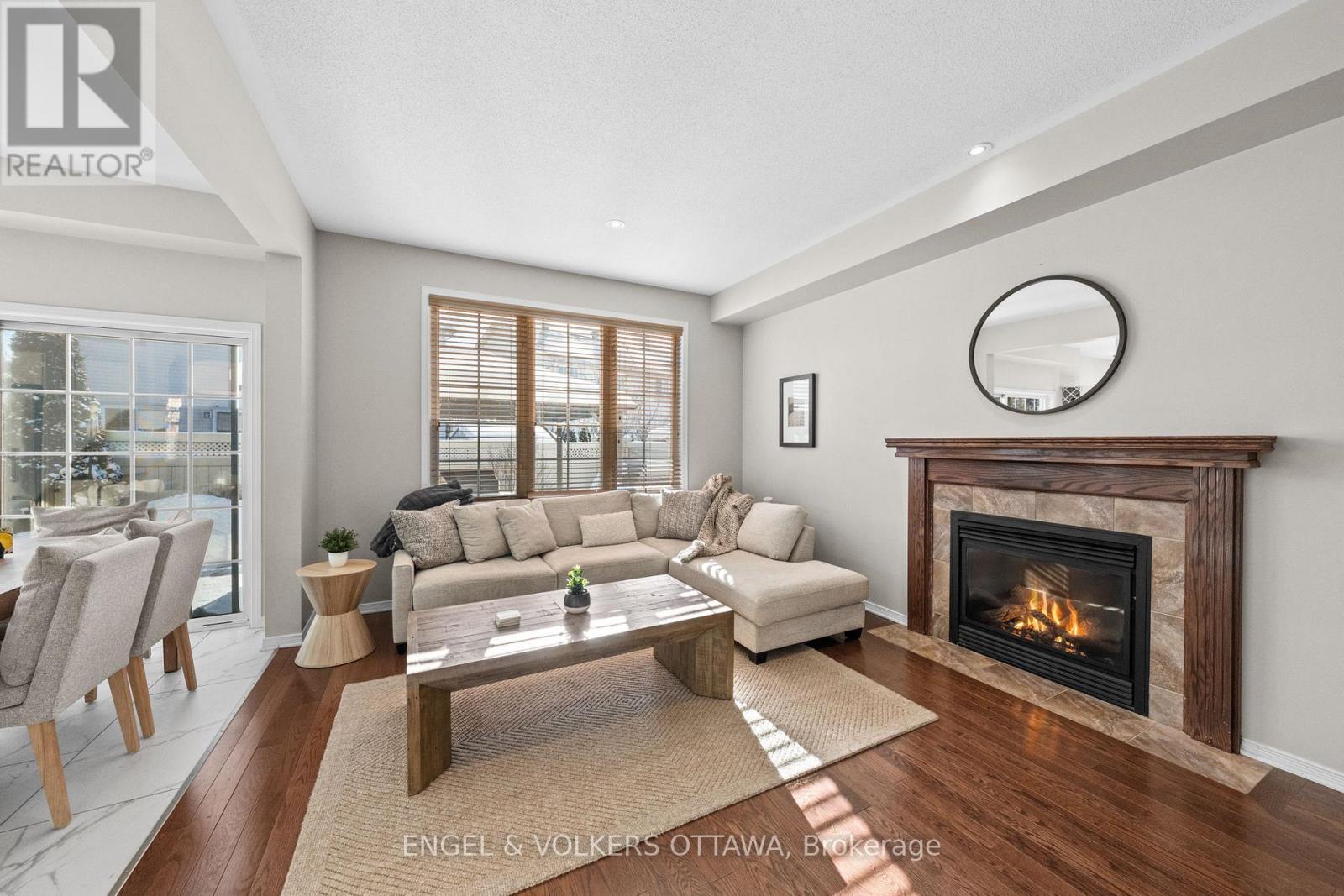 406 Keith Crescent, Ottawa, ON - Indoor Photo Showing Living Room With Fireplace
