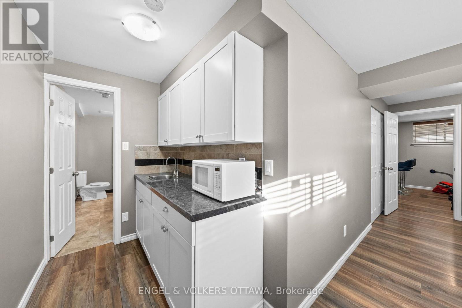 406 Keith Crescent, Ottawa, ON - Indoor Photo Showing Kitchen