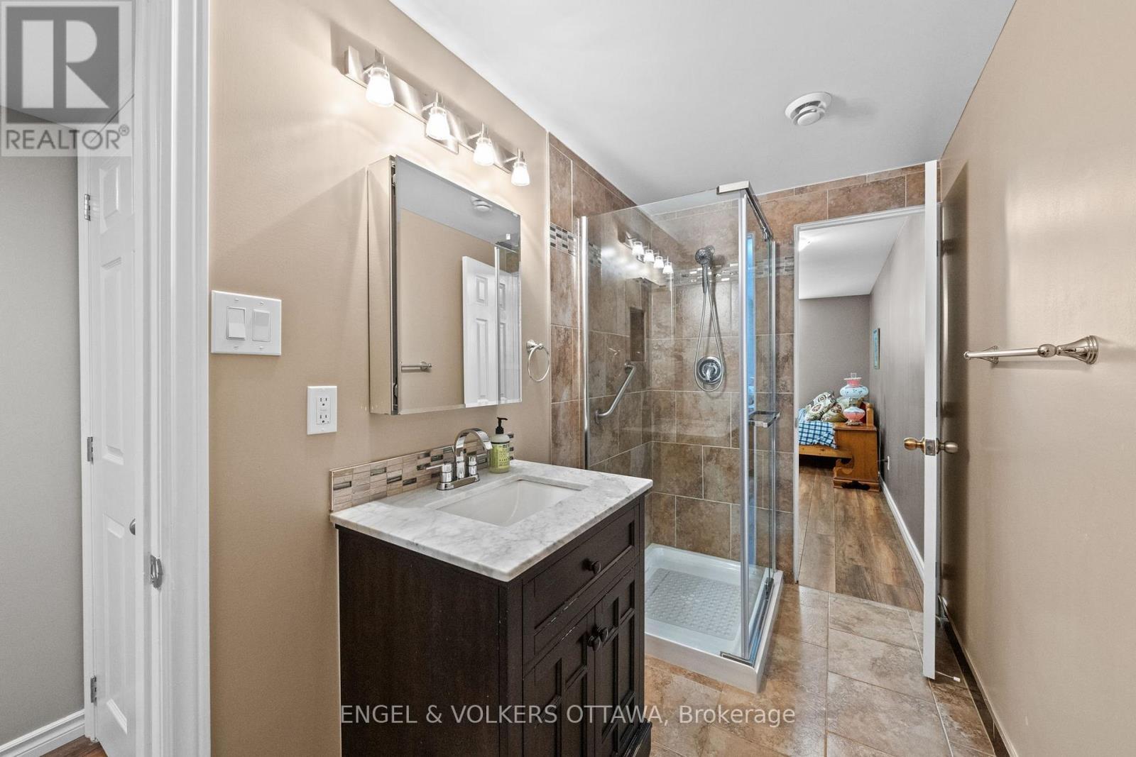 406 Keith Crescent, Ottawa, ON - Indoor Photo Showing Bathroom