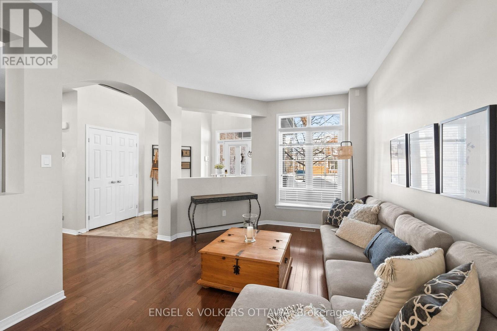 406 Keith Crescent, Ottawa, ON - Indoor Photo Showing Living Room