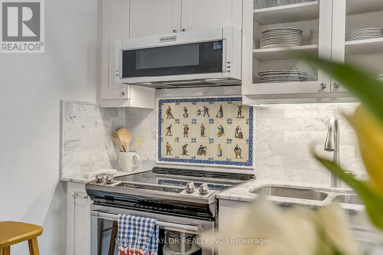 208 - 993 Queen Street W, Toronto, ON - Indoor Photo Showing Kitchen