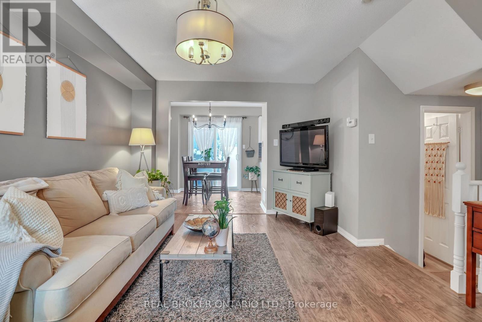 389 Ferndale Drive S, Barrie, ON - Indoor Photo Showing Living Room