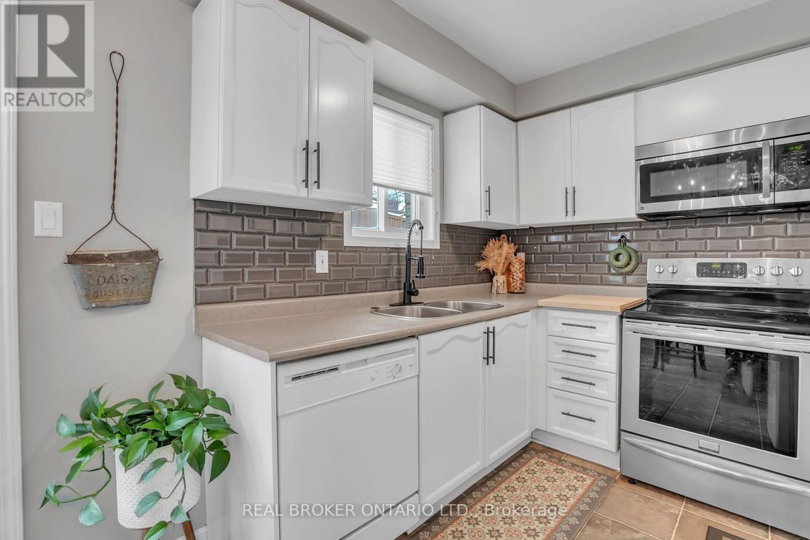 389 Ferndale Drive S, Barrie, ON - Indoor Photo Showing Kitchen With Double Sink